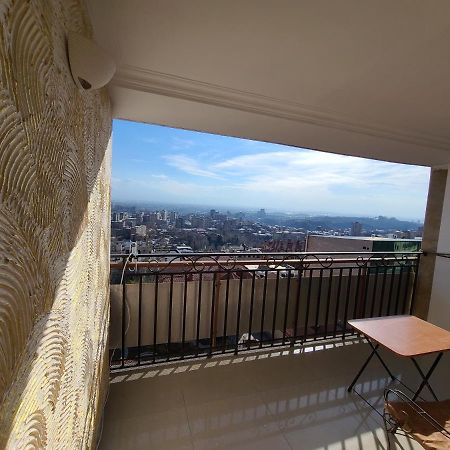 Appartamento Flat With Balcony On Cascade Erevan Esterno foto