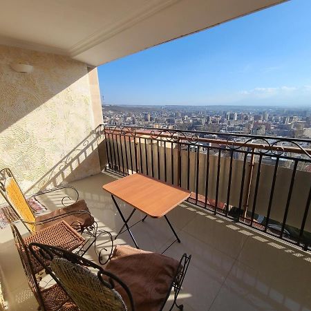 Appartamento Flat With Balcony On Cascade Erevan Esterno foto