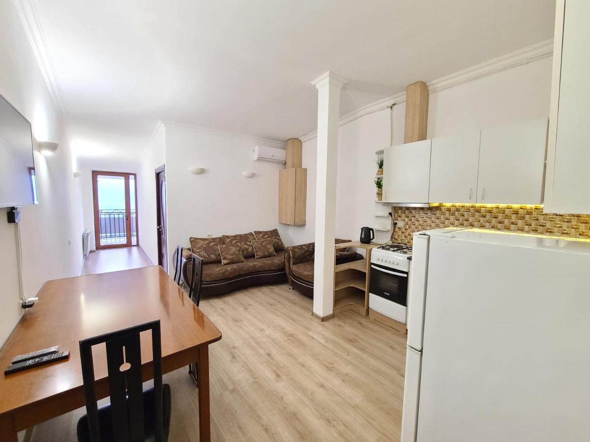 Appartamento Flat With Balcony On Cascade Erevan Esterno foto