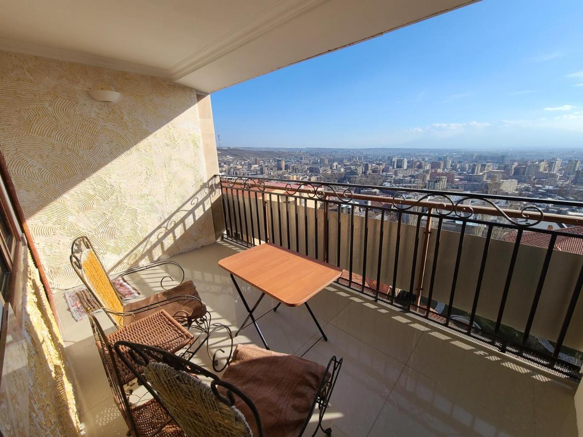 Appartamento Flat With Balcony On Cascade Erevan Esterno foto