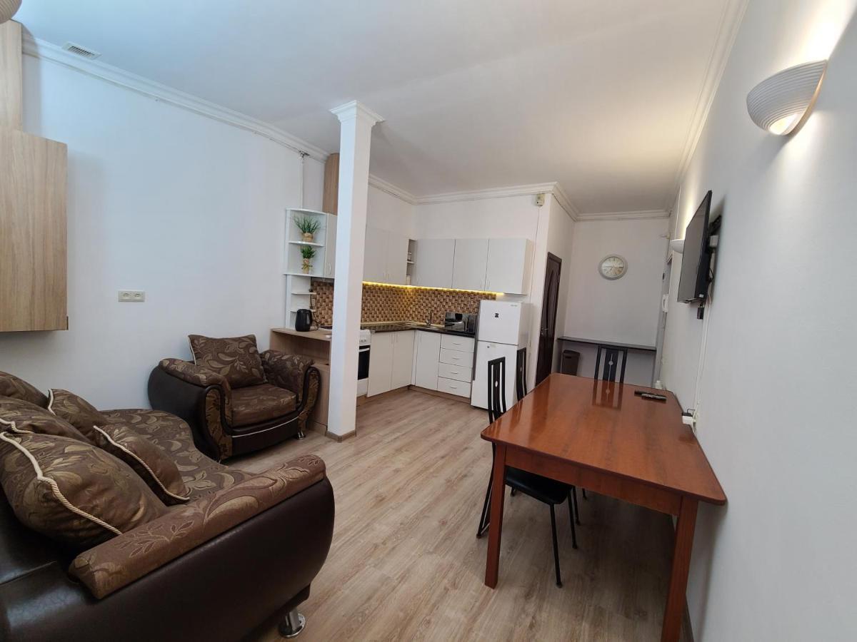 Appartamento Flat With Balcony On Cascade Erevan Esterno foto