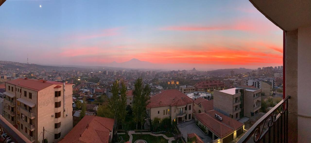 Appartamento Flat With Balcony On Cascade Erevan Esterno foto
